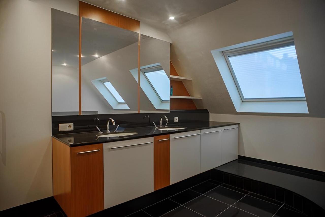 Big And Comfortable Triplex In Knokke Bagian luar foto